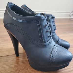 Faux leather blue booties